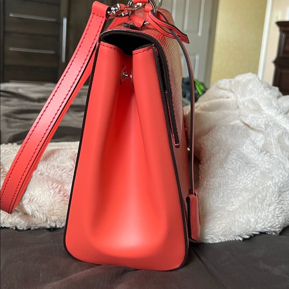 Louis Vuitton Cluny MM - NWT!! - Picture 11 of 11